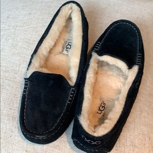Women’s UGG Ansley slippers size 7 black unworn